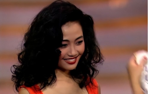 知名港星哭诉曾跪着为患癌男友祈祷，对方却在父亲离世当天提分手