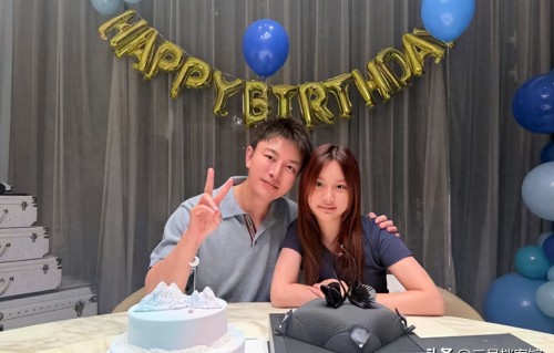 贾乃亮42岁生日不见女友，13岁女儿甜馨独家陪伴，越长越像爹 