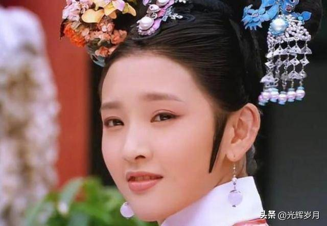 为什么《乘风》系列每年都能爆?主要有三大看点:一是打破年龄焦虑,不看年龄只看实力!50岁的李小冉、49岁的范玮琪、34岁的王濛同台竞技,撕掉中年女演员无戏可拍女性只能相夫教子的标签,让三十而励、四十而飒的形象深深戳中当代女性共鸣。二是全程直播无修音,本季首创七场公演全程直播,无剪辑、无延时,失误、破音、忘词都真实呈现,比录播更刺激、更有悬念,让观众看得心跳加速。三是比舞台更动人的是姐姐们的故事:从陌生到并肩、从紧张到绽放,竞争中有互助,汗水里有泪水,观众看得不仅是唱跳,更是一群成熟女性的自我突破与互相成就,共情感爆棚。 本季必看亮点更是密集:谢娜回归,国民主持人身份加上浪姐IP,笑点与温暖双在线;直播赛制残酷刺激,初舞台直接淘汰三人,三公踢馆八人;神仙同框令人回味,《甄嬛传》唐艺昕×陶昕然、李小冉×温峥嵘,回忆杀直接暴击;跨界破圈惊喜不断,冬奥冠军王濛挑战女团舞,京剧演员侯宇唱流行,反差感十足。 可以预见,这一季注定又是一档现象级爆款。今晚19:00的初见面直播,你最期待哪位姐姐的亮相呢?