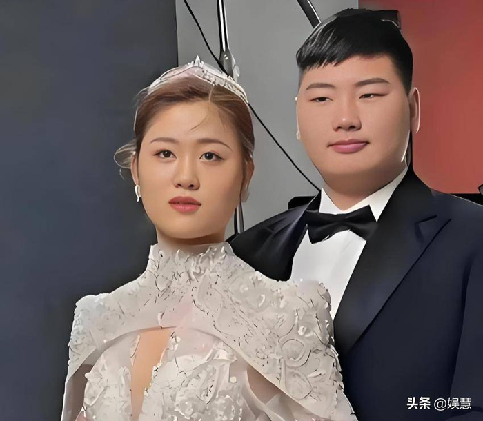 离婚后不久,大衣哥便为儿子朱小伟安排了第二段婚姻,这一次是与当地的一名幼儿园老师陈萌。两人先是订婚,再步入了婚姻的殿堂,并且感情一直很好。如今,他们已经有了一个可爱的儿子,给大衣哥添了一个小孙子。在看到两个孩子都收获了自己的幸福后,大衣哥和大衣嫂的内心也得到了安慰和满足。对于他们来说,最重要的使命已经完成。
