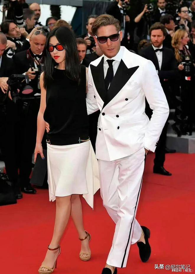 其实,我们羡慕的从来不是朱珠的好运,而是她活成了许多普通女性渴望的模样:经济独立,不依附任何人;婚姻幸福,却保留自我;既能在职场中发光,也能在菜市场里挑菜。在这个人人追求完美人设的时代,朱珠用真实告诉我们:真正的幸福,从来不是活成别人期待的样子,而是接纳自己的每一面,把生活过成自己喜欢的松弛而自在的模样。