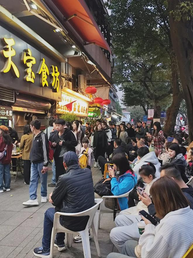 ▲周末广州西华路美食排队盛况