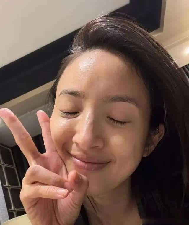  其实，很多人都被硬扛文化束缚，认为放慢脚步就是懦弱，认为放弃就是失败。但林依晨的经历告诉我们，放慢脚步并不代表放弃，而是懂得尊重自己的身体与内心，珍惜眼前的一切，活得更加自在与真实。她没有让痛苦成为她人生的悲剧，而是让这段经历成为了她不断前行的动力，让她更加珍惜生命中的每一天。 林依晨的故事，是对每一个拼搏中的人最深刻的提醒。让我们学会在奋斗中也不忘关注自己，放慢脚步，珍惜生命，才是最值得追求的底气。